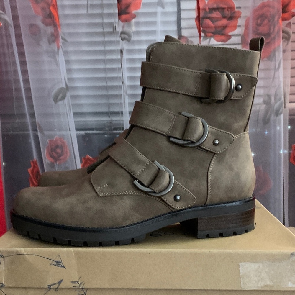 Women’s moto boots